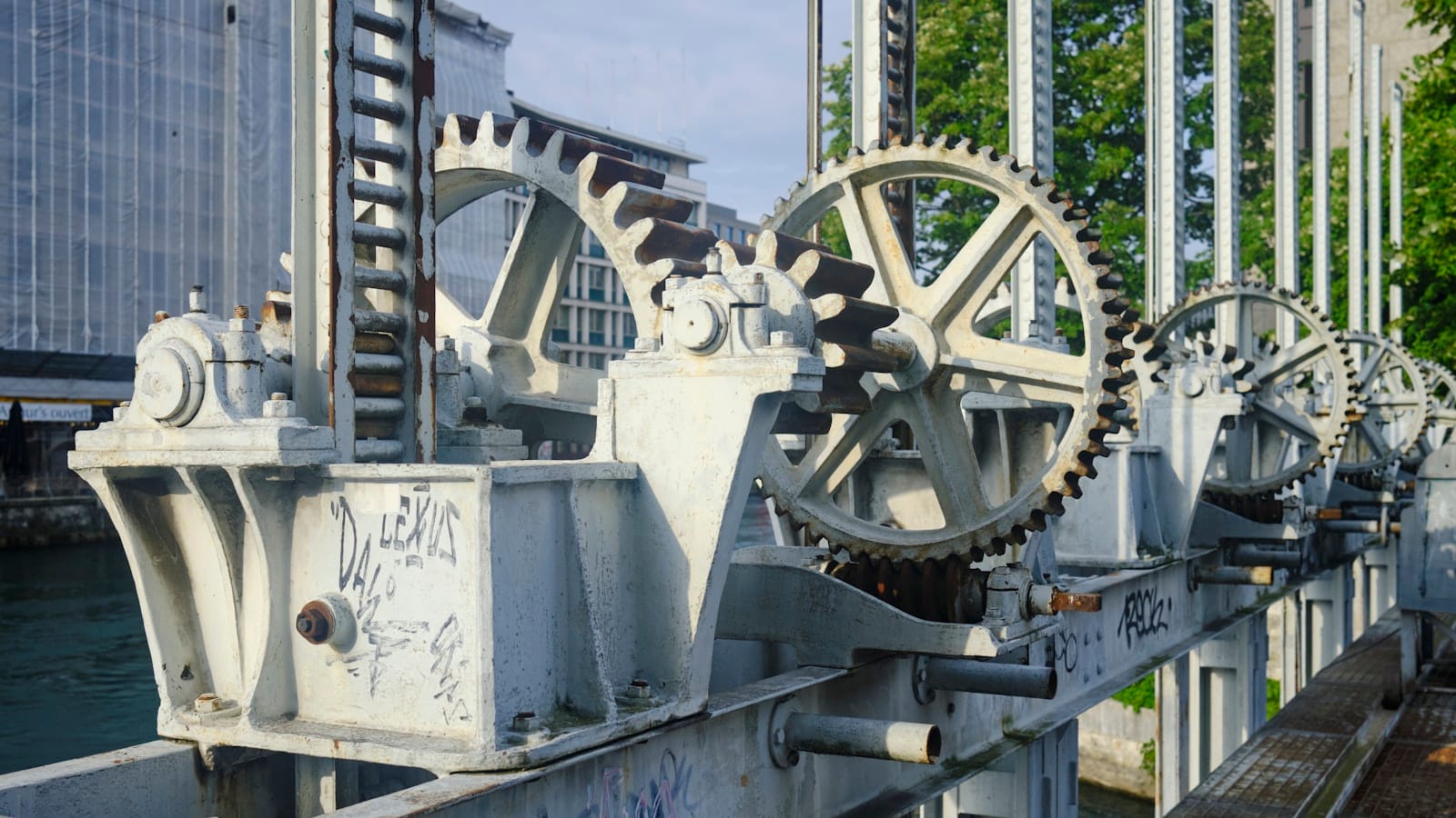 Génius mechanického času: História hodiniek od kyvadla po koaxiálny únik