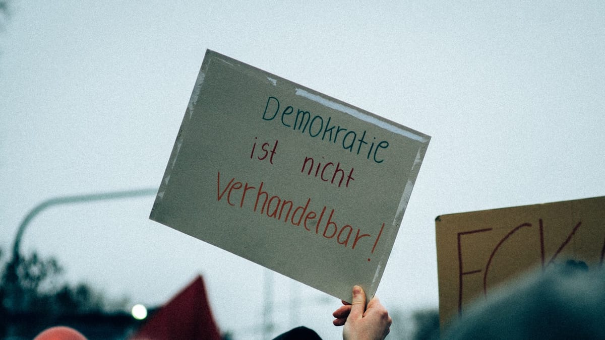 Amerika potrebuje začať znova: Analýza rozhovoru s Ositou Nwanevum