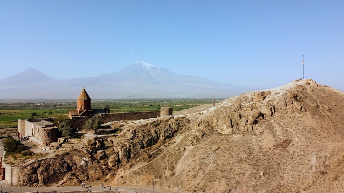 Amerika a jej „Posledná Vojna“: Zrútenie liberálnej demokracie