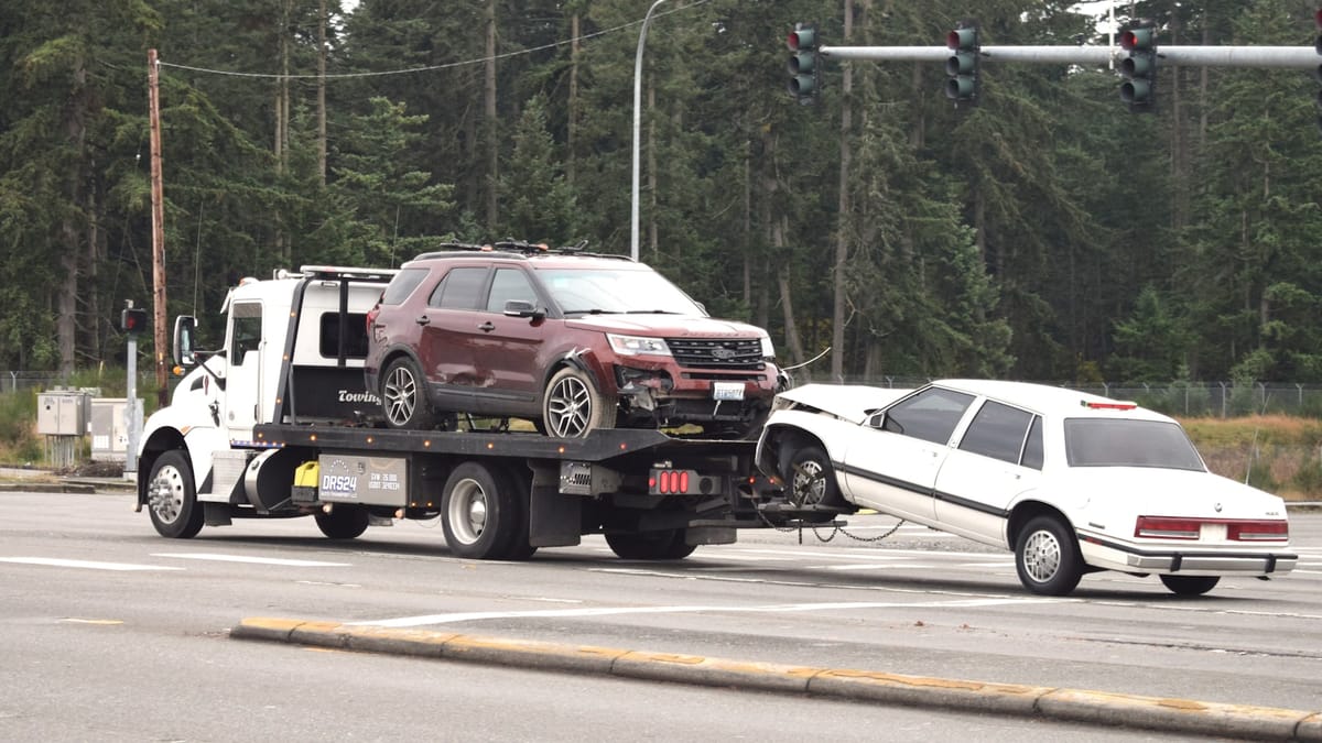 Dve autá proti sebe vs. auto do steny: Kto má väčšiu šancu?