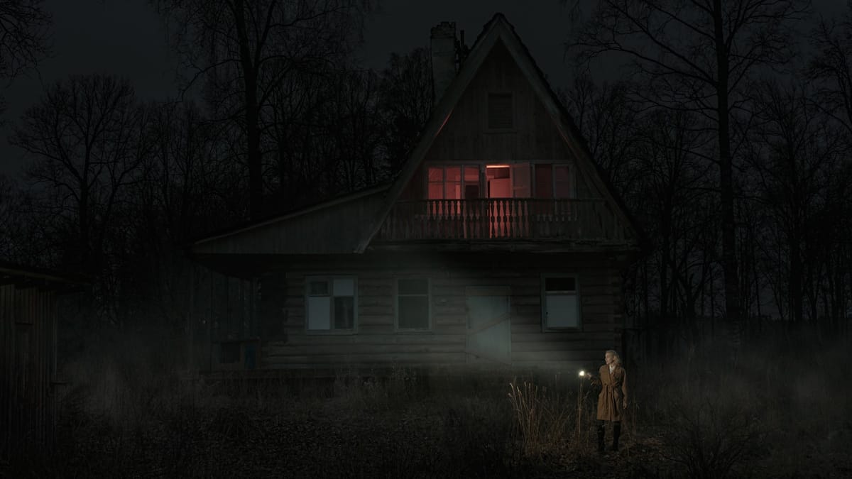 Recenzia filmu Backrooms: Internetový fenomén na veľkom plátne