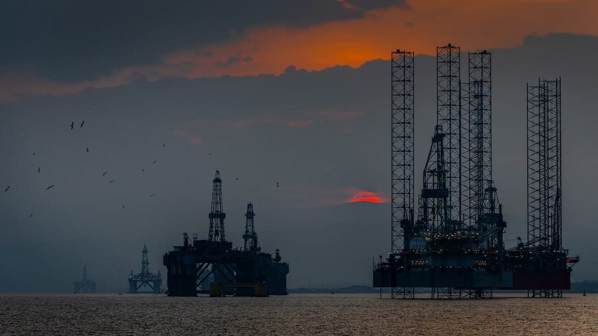 Prečo akcie energetikov klesajú napriek vysokej rope?