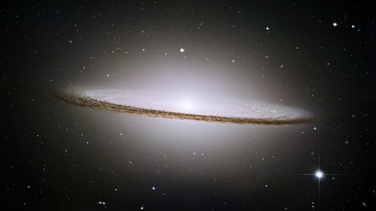 Červená monštruózna galaxia: Nový pohľad na formovanie galaxií