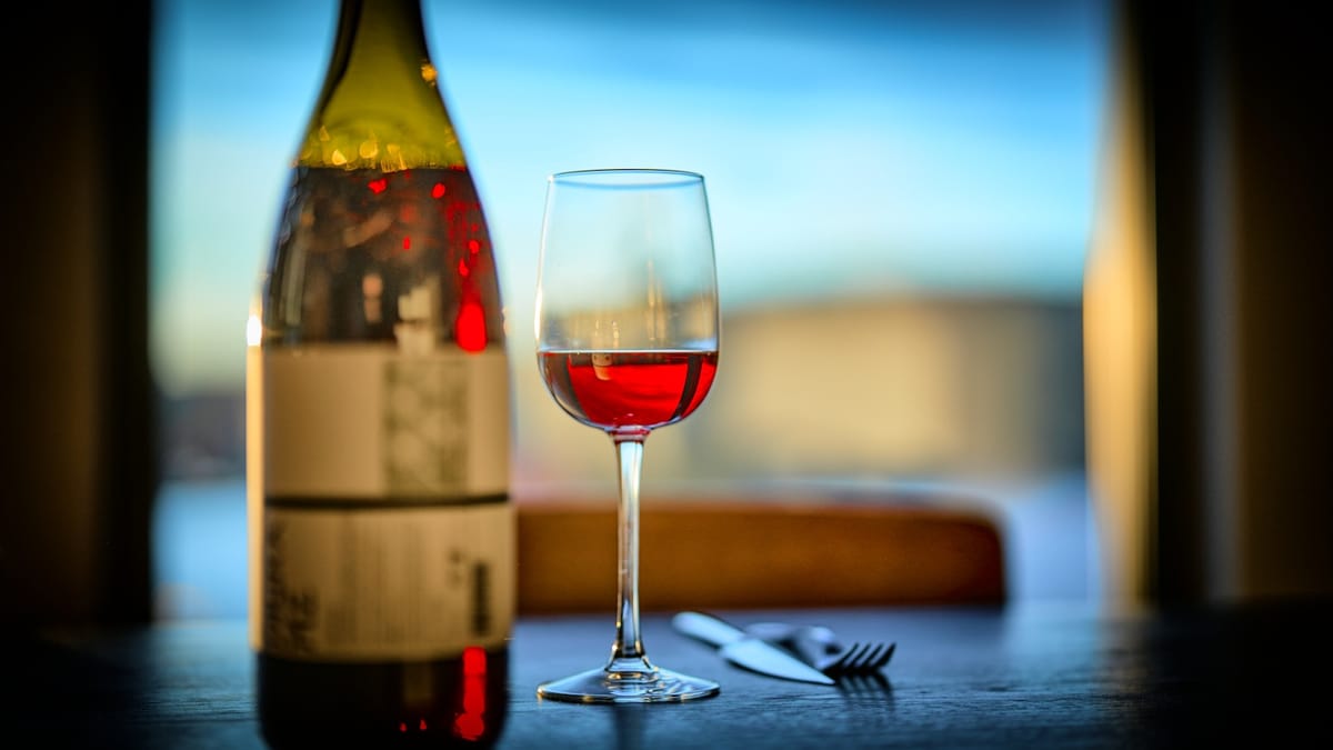 Zázrak v pohári: Prečo zelený alkohol zrazu zmizne a prefarbí sa na červeno?
