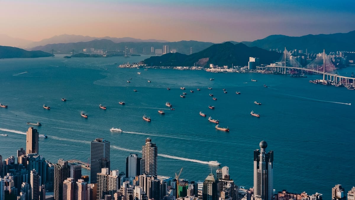 Hong Kong, AI obmedzenia, Lululemon faux pas a čínsky futbal