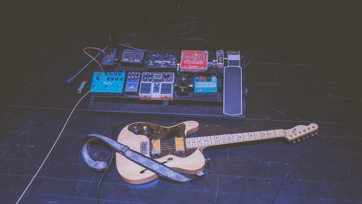 Gitara v Las Vegas: Inžinierske Výzvy a Zmena Mesta
