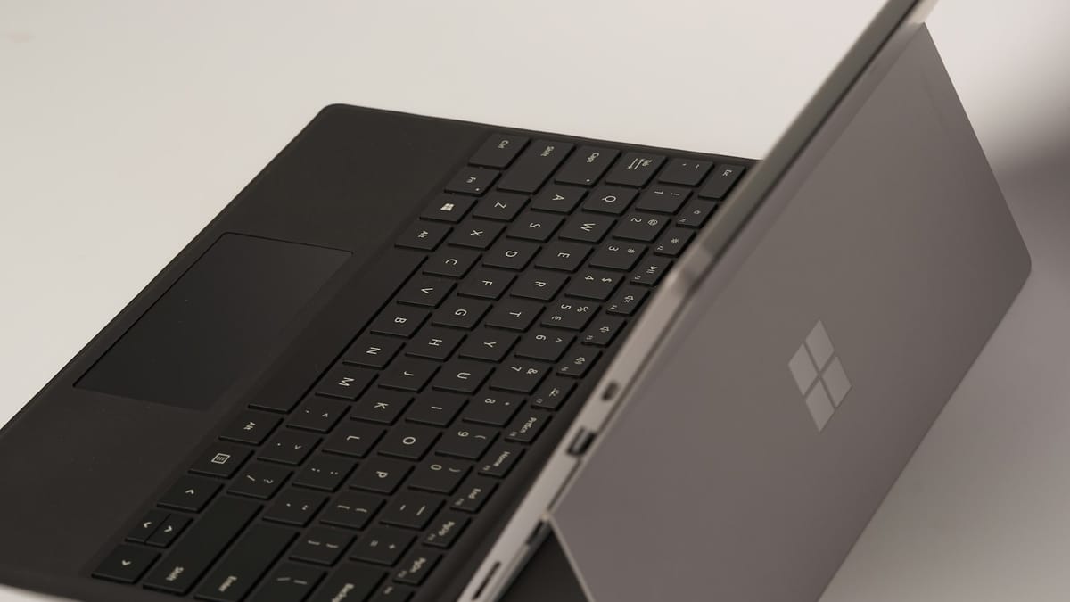 Microsoft Surface Laptop Ultra: Konkurencia pre MacBook Pro?