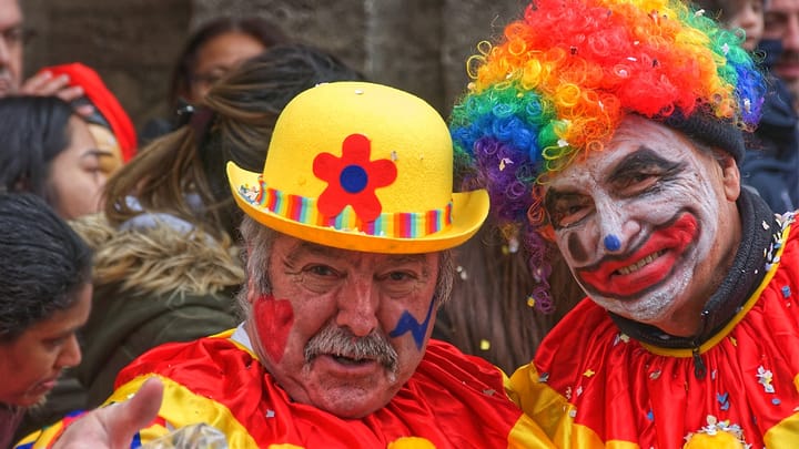 Policajti si berú 90% zabaveného majetku a míňajú ho na klaunov