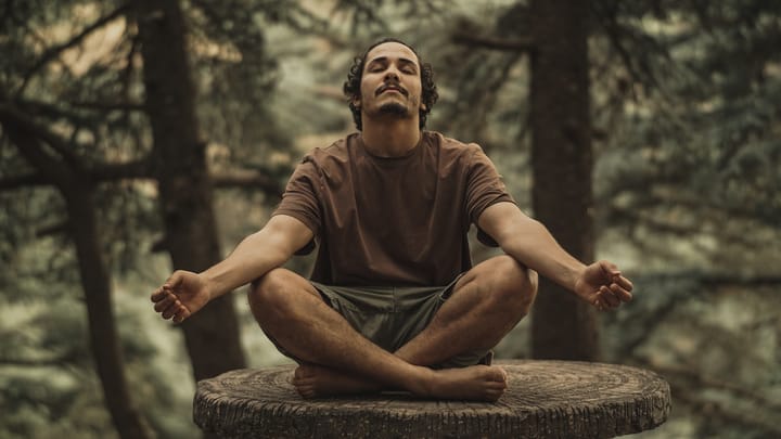Analýza 5-MeO-DMT: Vedomie, Meditácia a Energetické Polia