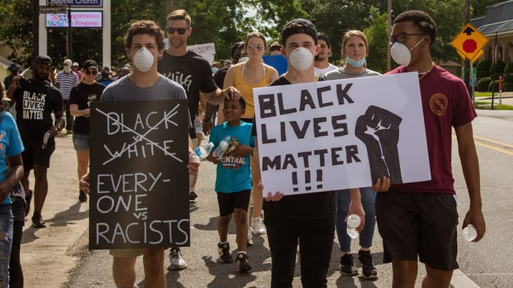 Fanon a Hegel: Hľadanie Seba v Stigme Rasizmu