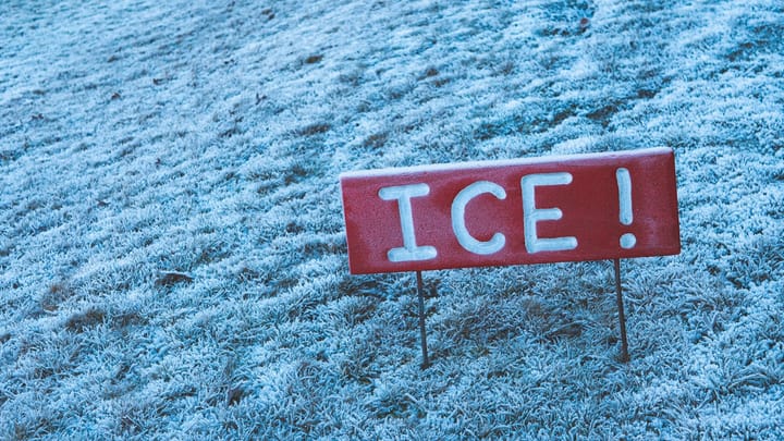 Rok v zadržiavacom centre ICE: Príbeh o prežití, nádeji a sile