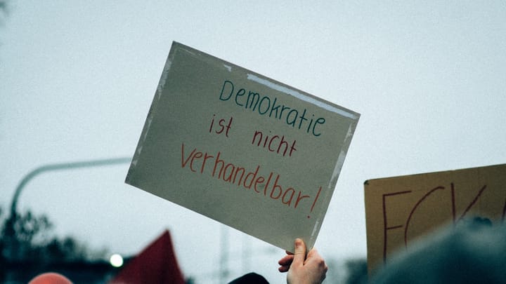 Amerika potrebuje začať znova: Analýza rozhovoru s Ositou Nwanevum