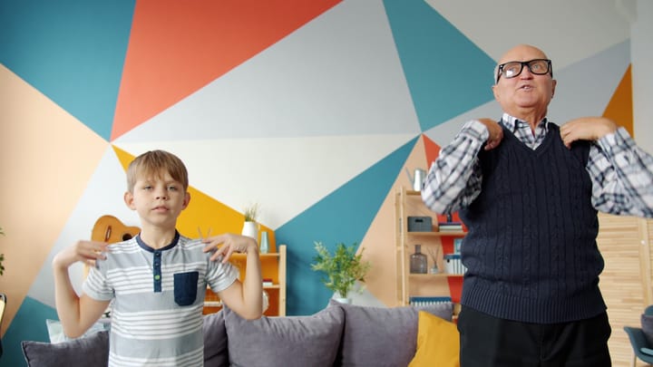 Prekážky seniorov v cvičení: Kultúra, jazyk a pocit spolupatričnosti