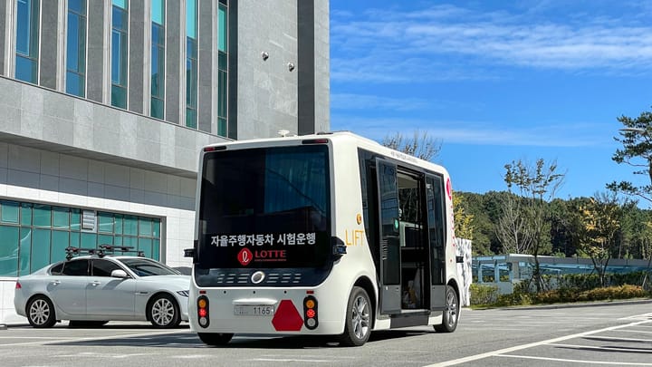 Budúcnosť s robotickými autami: Pohľad na Waymo a Teslu