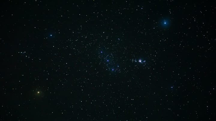 Zmiznutá hmota a galaktické zhluky: Nový pohľad na temnú hmotu