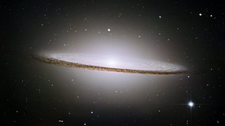 Červená monštruózna galaxia: Nový pohľad na formovanie galaxií