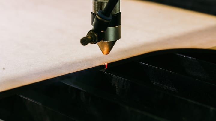 Malý vertikálny laser: História a využitie