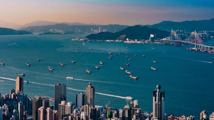 Hong Kong, AI obmedzenia, Lululemon faux pas a čínsky futbal