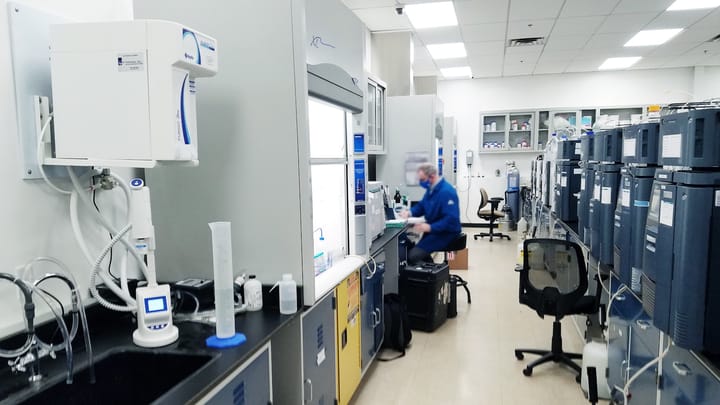 Primát Uhryzol Pracovníka Laboratória – Bezpečnostné Starosti