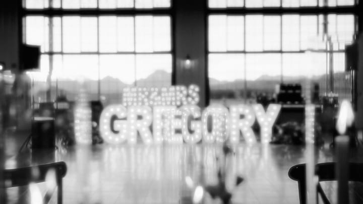 Správa Gregoryho B. Sadlera: august 2026