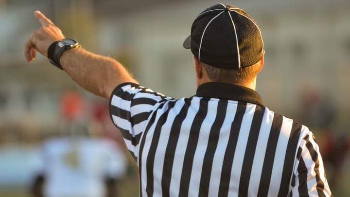 Mike Dean: Rozhodca priznal „hry“ počas zápasov?