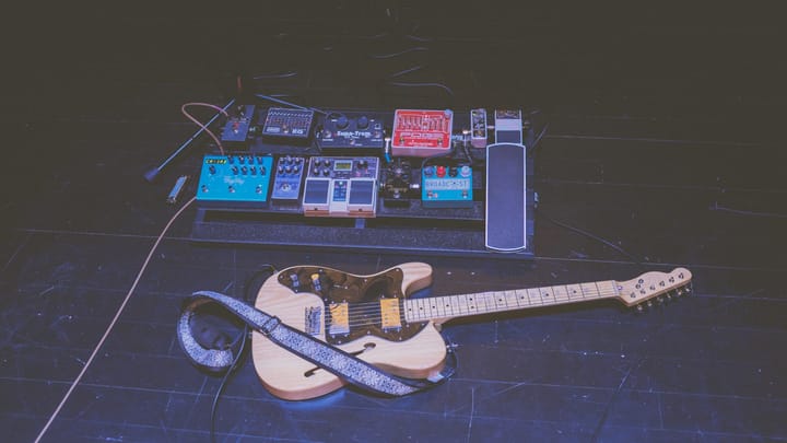 Gitara v Las Vegas: Inžinierske Výzvy a Zmena Mesta