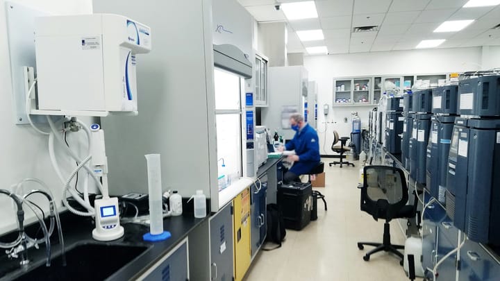 AI v Materiálovom Výskume: Ako Stanford Učí AI Manipulovať Atómy