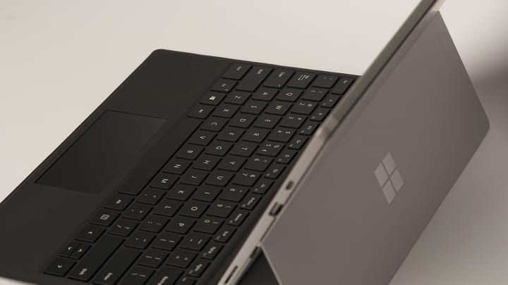 Microsoft Surface Laptop Ultra: Konkurencia pre MacBook Pro?